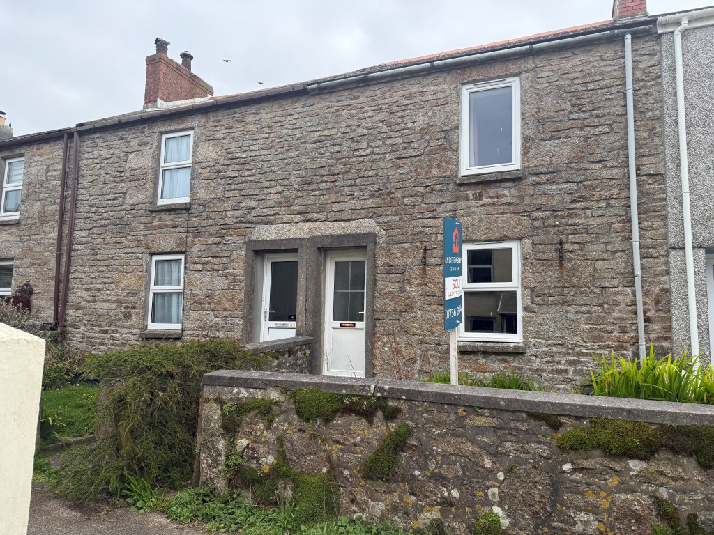 Lot: 38 - TWO-BEDROOM TERRACED COTTAGE FOR UPDATING WITH PARKING - Front elevation